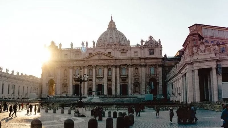 Un exdiplomático y sacerdote del Vaticano, acusado de pornografía infantil