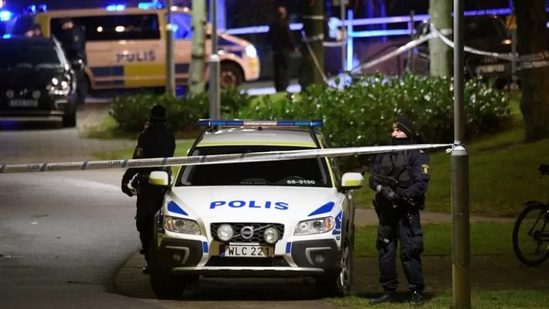 Un hombre armado abre fuego contra una multitud en Suecia