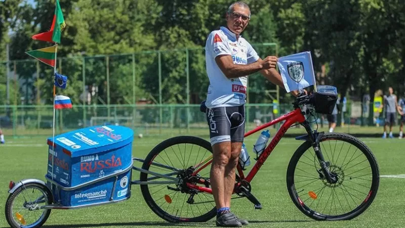 Un hombre viaja en bicicleta desde Portugal a Rusia para estar en el Mundial