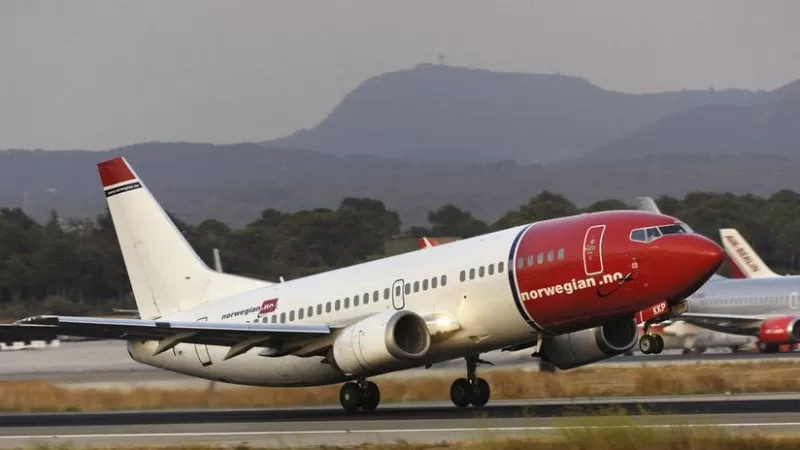 Un neumático de un avión con 152 personas a bordo explota durante aterrizaje de emergencia