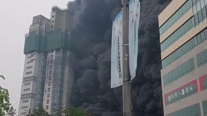 Varios muertos y heridos en el incendio de un rascacielos en Corea del Sur