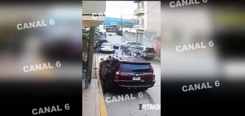 VIDEO: A mujer se le atoró el tacón en el acelerador y se llevó de encuentro varios carros en Olancho