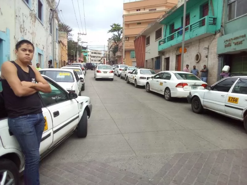 Al menos 150 taxistas de la capital detienen sus unidades