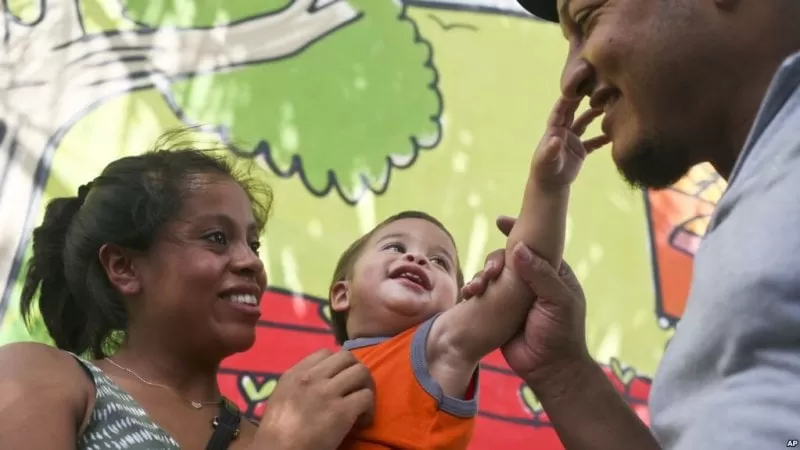 Bebé hondureño que compareció en corte de EE.UU. se reúne con sus padres