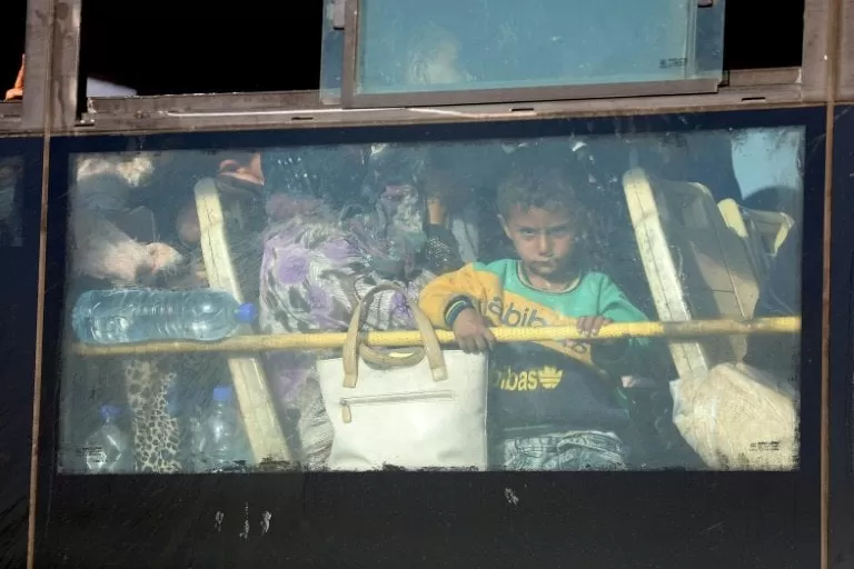 Centenares de evacuados del sur de Siria llegan a territorios controlados por insurgentes