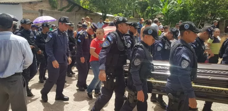 Con honores es despedido policía en Ojos de Agua, Comayagua