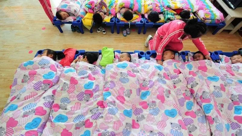 Detienen a dos maestras chinas que pincharon a niños con sujetapapeles por negarse a dormir