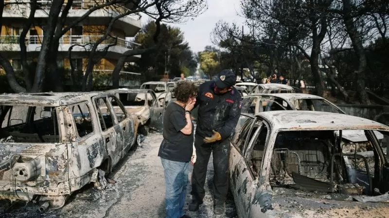 Encuentran 26 cuerpos abrazados y calcinados en los incendios de Grecia