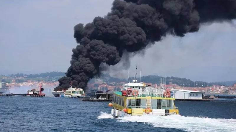 España: Arde un barco turístico con 48 personas a bordo tras un choque