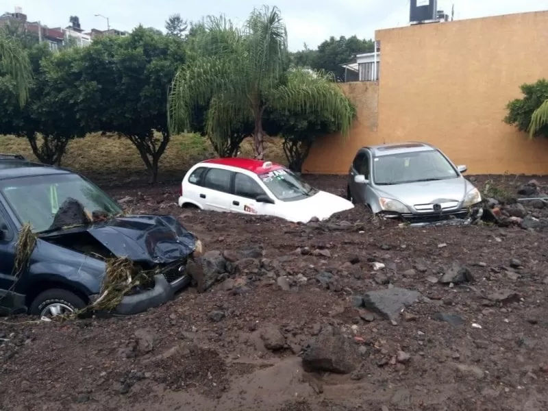 FOTOS: Tromba ocasiona daños en autos y viviendas en Morelia, México