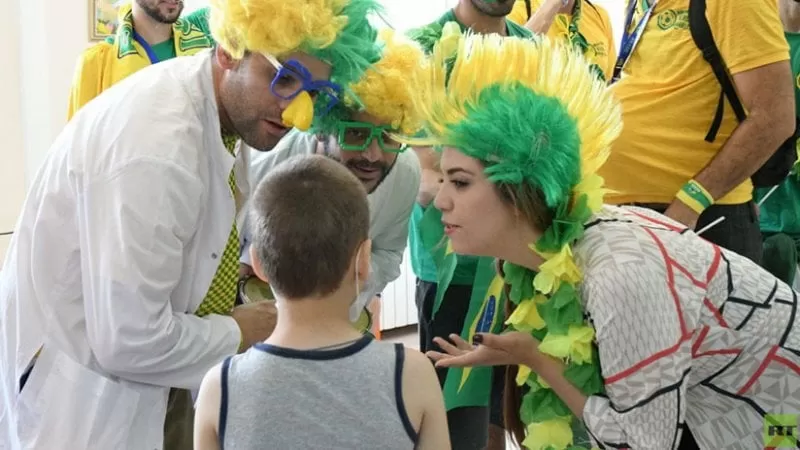 Hinchas brasileños llevan el espíritu del Mundial a un hospital infantil en Rusia