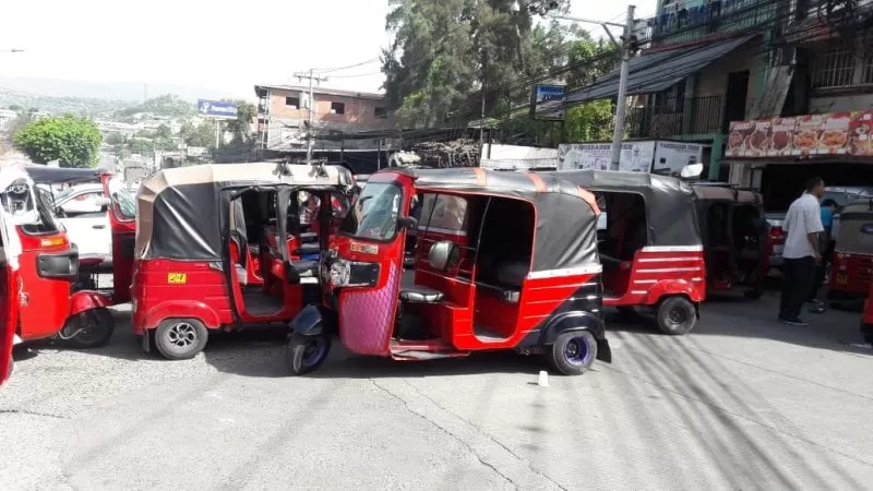 IMÁGENES: Alrededor de 200 mototaxis están en protesta en colonia El Pedregal