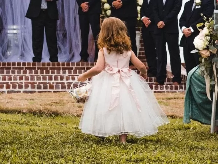 Niña sobreviviente al cáncer lleva al altar anillos de boda de su donante