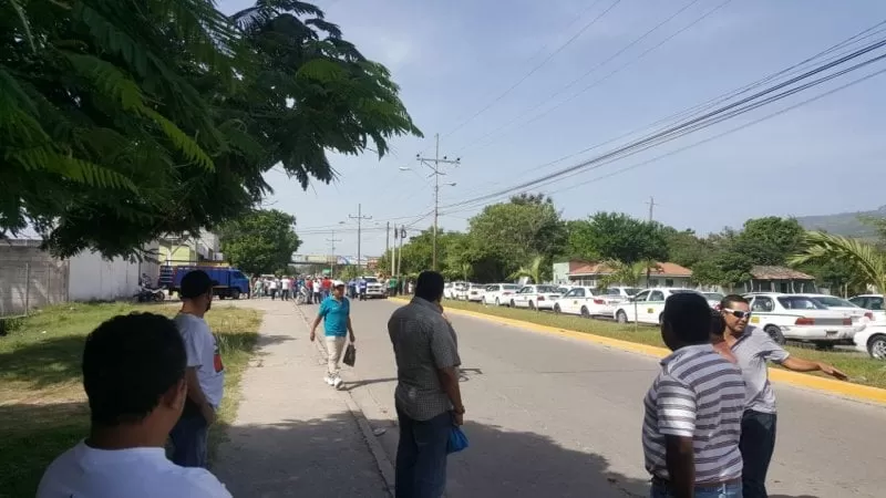 No hay paso para Tegucigalpa ni Comayagua... Taxistas de La Paz se toman carretera