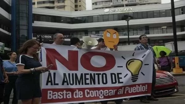Obreros bloquean algunas carreteras y educadores convocan a paro en Panamá