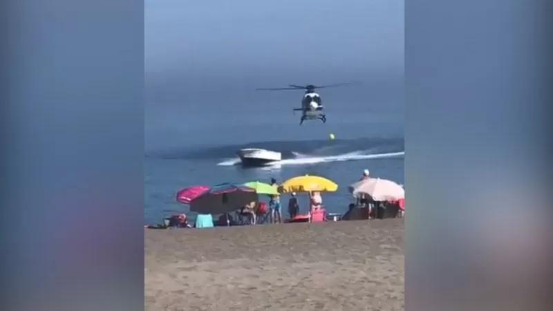 Persecución en helicóptero a una 'narcolancha' sorprende a bañistas en una playa española