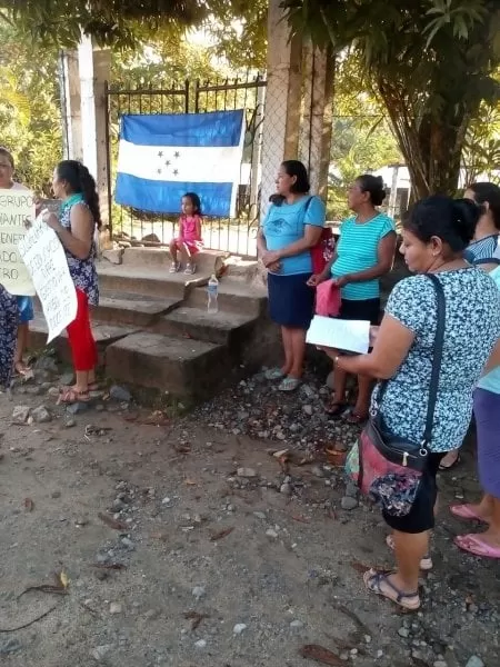 Por falta de maestros, padres protestan frente a la Escuela Dionisio de Herrera en la comunidad de 