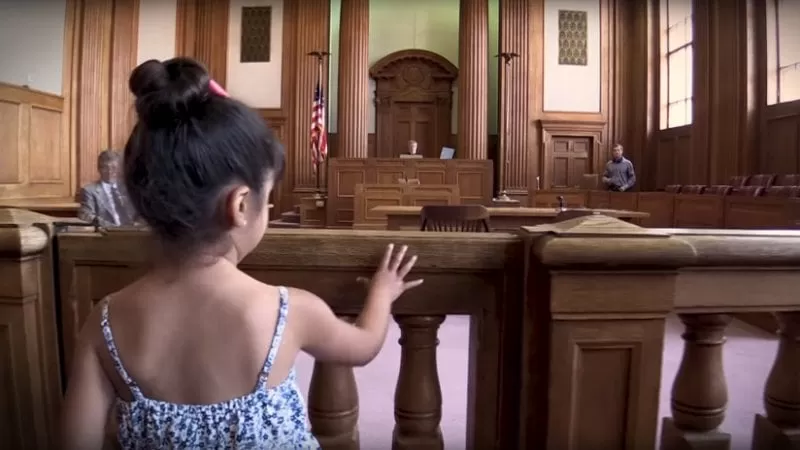'Sin compañía': El corto que recrea el drama de los niños migrantes solos frente a jueces de Estados Unidos