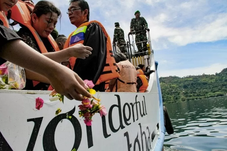 Sube a 29 el balance de muertos en el naufragio de un ferri en Indonesia