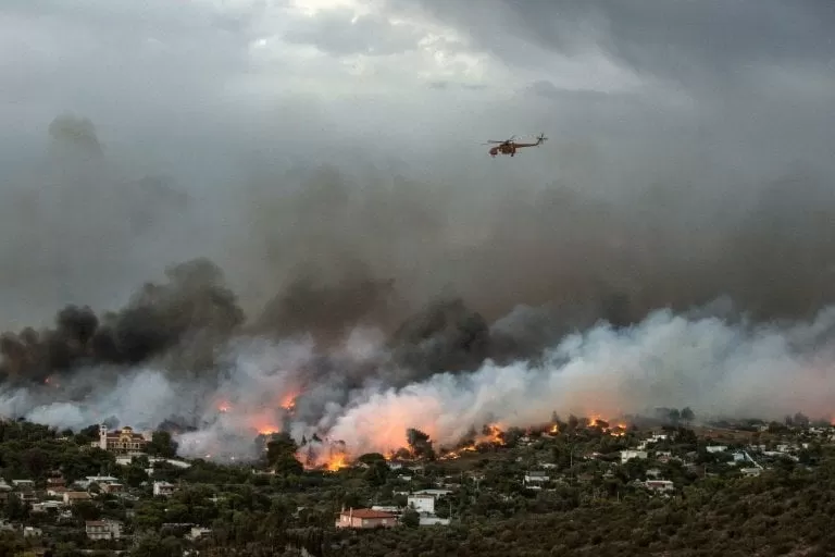 Sube a 88 el balance de muertos por los incendios en Grecia