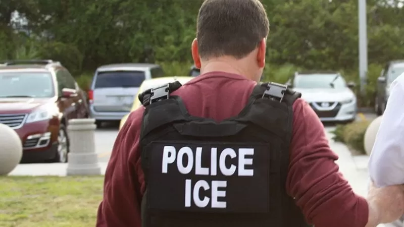 Un hombre trata de sobornar a un agente de inmigración para deportar a su esposa y su hija