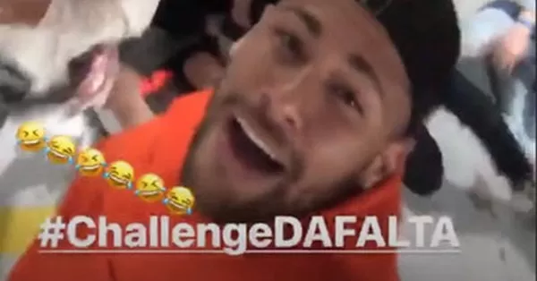 VIDEO: Neymar se ríe de sus propias caídas