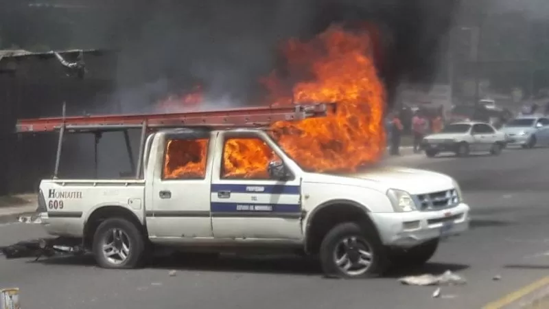 VIDEO: Taxistas agreden a conductores en bulevar Suyapa