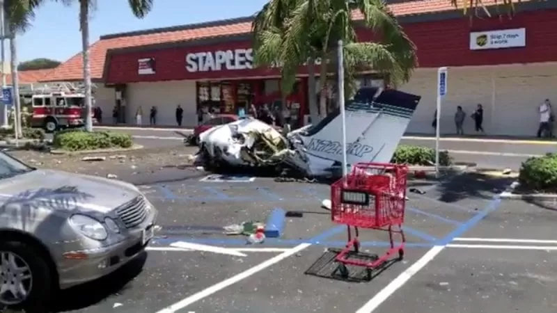 California: Cinco muertos tras estrellarse una avioneta en un estacionamiento