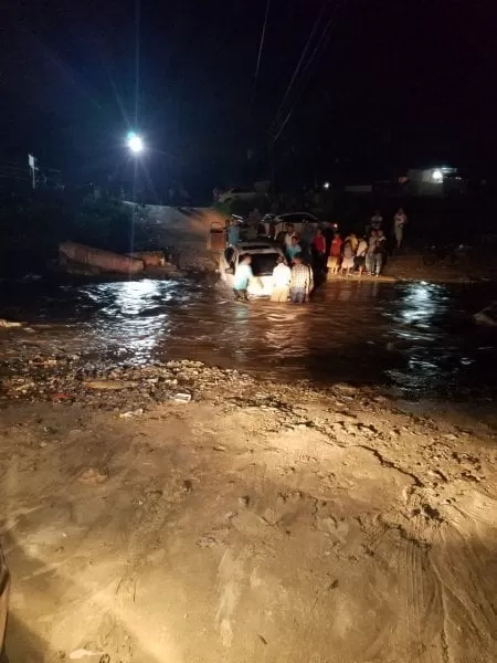 Carros atrapados en el agua dejó lluvia en San Pedro Sula