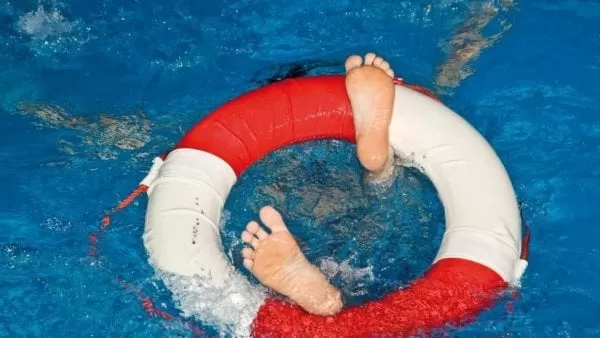 China: Un niño de 3 años casi se ahoga durante una clase de natación y sus instructoras ni se percatan