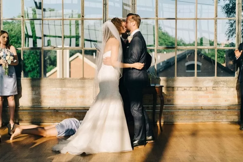 Dama de honor arruina el primer beso de recién casados y la imagen se hace viral