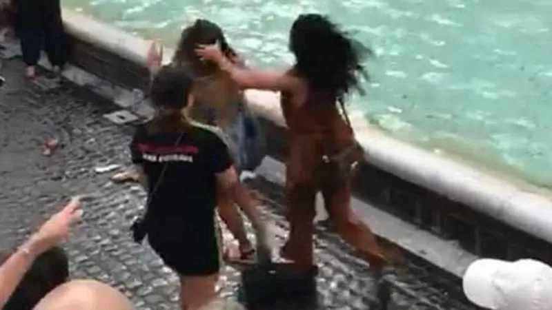 Dos mujeres se pelean por el mejor lugar para tomar selfis en Italia