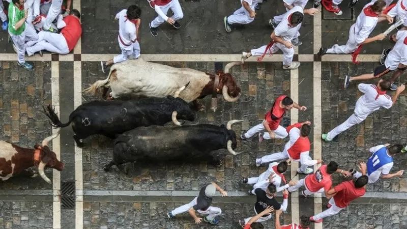 España: Un toro cornea a un espectador que grababa con una tableta