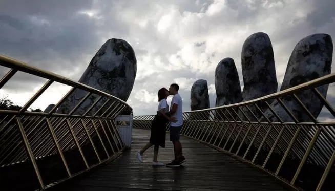 Un puente 'sostenido' por manos gigantes, nueva atracción turística de Vietnam