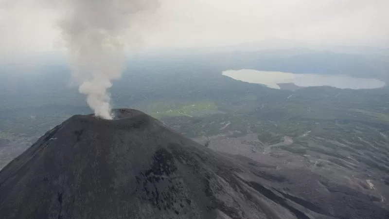 Un volcán activo ruso arroja enormes columnas de ceniza
