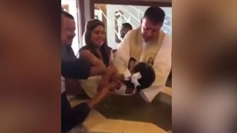 Una niña insulta a un sacerdote durante su bautizo