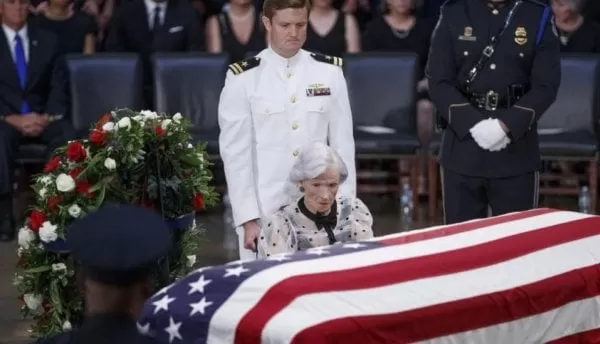 A sus 106 años, Roberta McCain, madre del senador John McCain, se despidió de su hijo