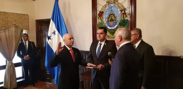 Juramentan a Fiscal General de la República Óscar Chinchilla para un nuevo periodo al frente del MP