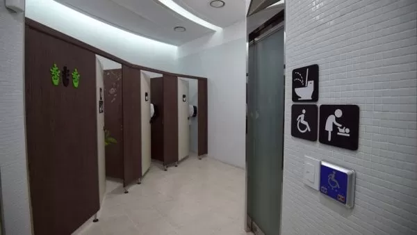 Miles de inspectores buscan cámaras ocultas en baños públicos