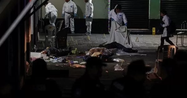Momento exacto en que 'mariachis' abren fuego contra la multitud en popular plaza de México