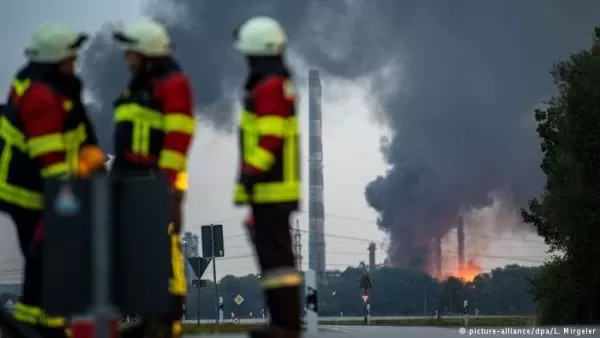 Ocho heridos y cerca de dos mil evacuados tras explosión en una refinería de Alemania