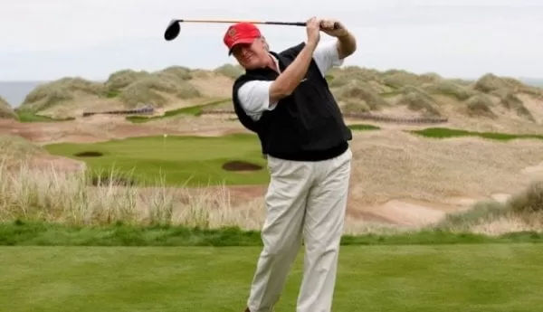 Trump va a su club de golf mientras Washington celebraba el funeral de McCain