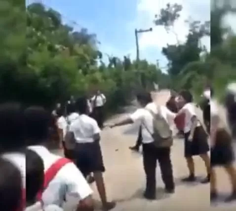 VIDEO: Colegialas en Honduras dan bochornoso espectáculo en la calle