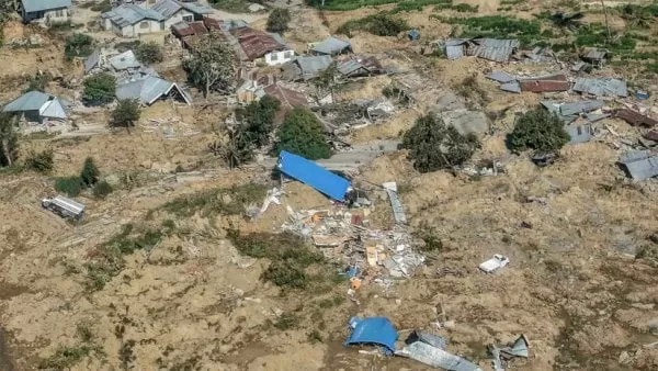 Video: Graban con un dron el desolador paisaje que dejaron el tsunami y terremoto en Indonesia