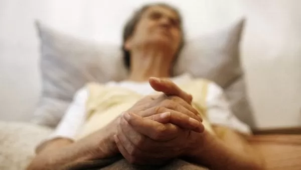 Video: Una abuela con Alzheimer reconoce por un instante a su nieta y le dice 
