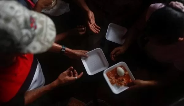 Con comida recibieron en Juchitán, Oaxaca a los migrantes hondureños de la primera caravana