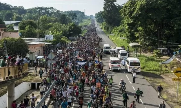 La caravana de unos siete mil migrantes emprende su travesía hacia Estados Unidos a través de México