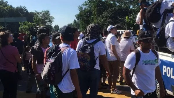 Migrantes que van en caravana piden ayuda a las autoridades para llegar a la Ciudad de México
