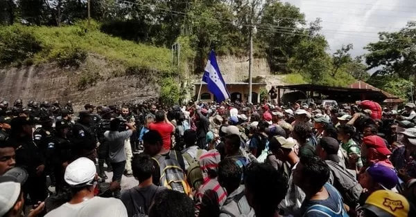 Mike Pence exige a Guatemala frenar caravana de migrantes hondureños