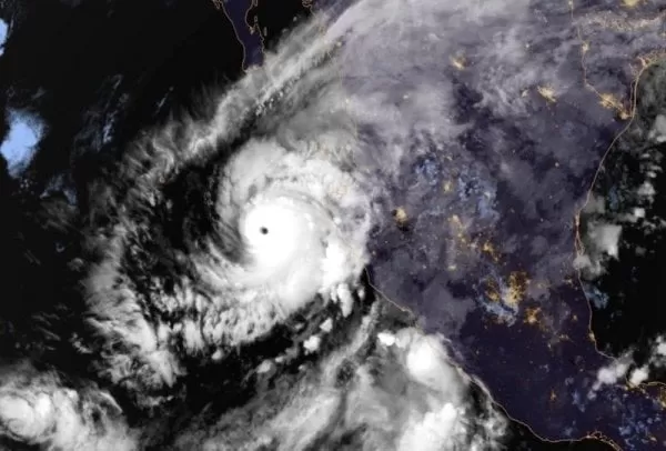 Poderoso huracán Willa alcanza categoría cinco al acercarse a México